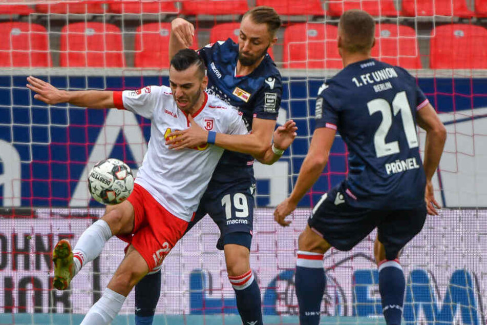 Adamyan und Hübner kämpfen um den Ball.