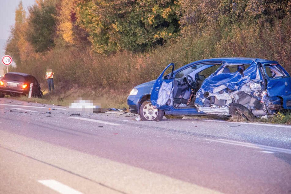 Der Mercedes (links) krachte in den VW Polo (rechts).