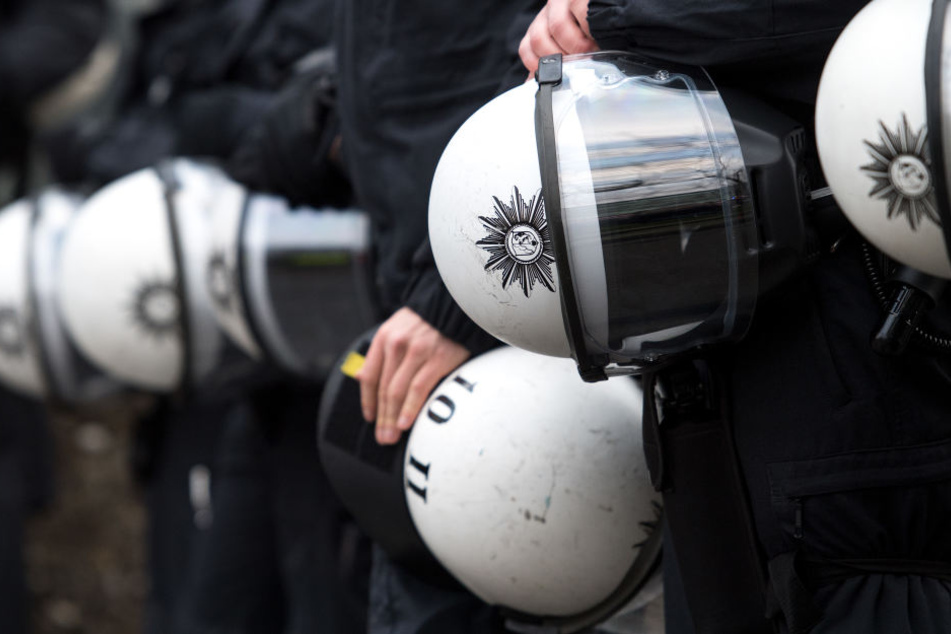 Zahlreiche Polizisten sicherten die Veranstaltung ab (Symbolbild).