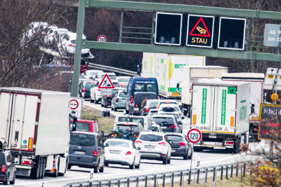 Auf den Straßen in Bayern kann es an Pfingsten einmal mehr eng werden. (Symbolbild)