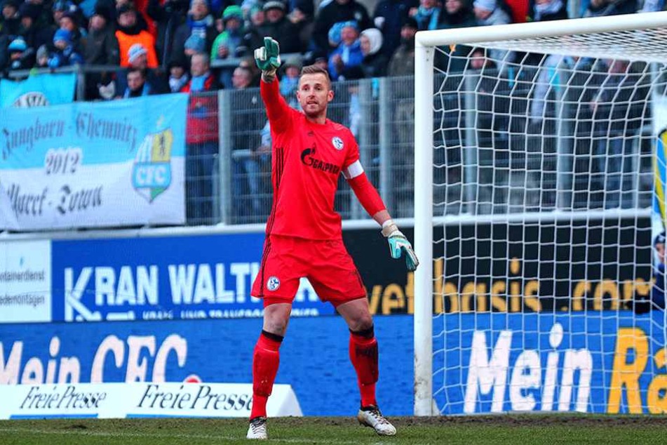 Ralf Fährmann im Trikot von Schalke 04 wünscht seinem Ex-Verein alles Gute.