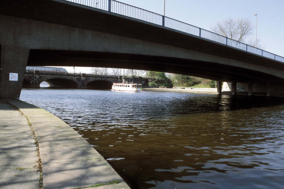 Schon wieder wurde nahe der Kennedybrücke eine Leiche in der Hamburger Alster entdeckt.