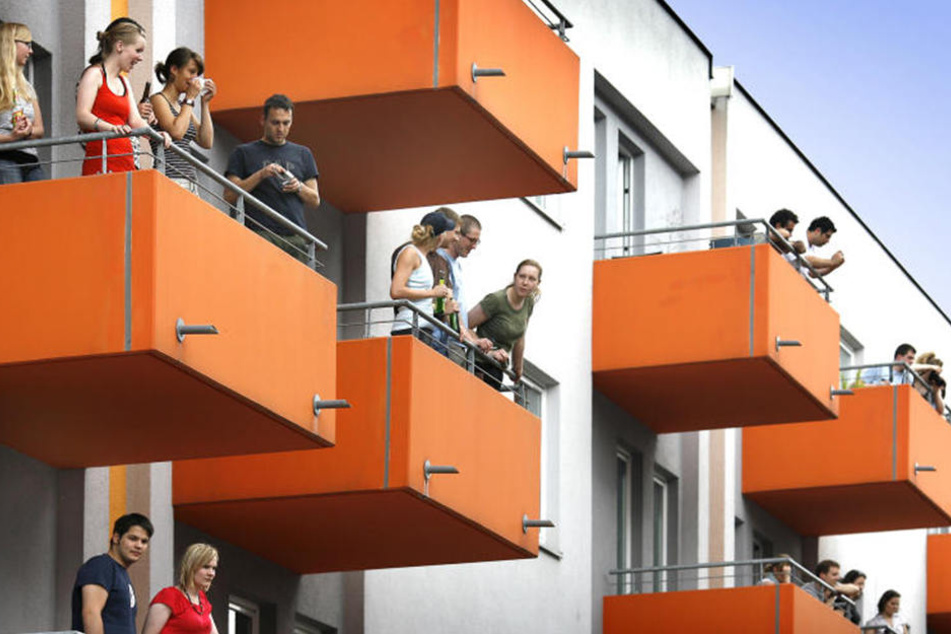 2004 wurde die Orangenkiste eingeweiht, danach noch mehrere Wohnheime gebaut. Trotzdem bleibt die Wohnsituation in Bielefeld angespannt.