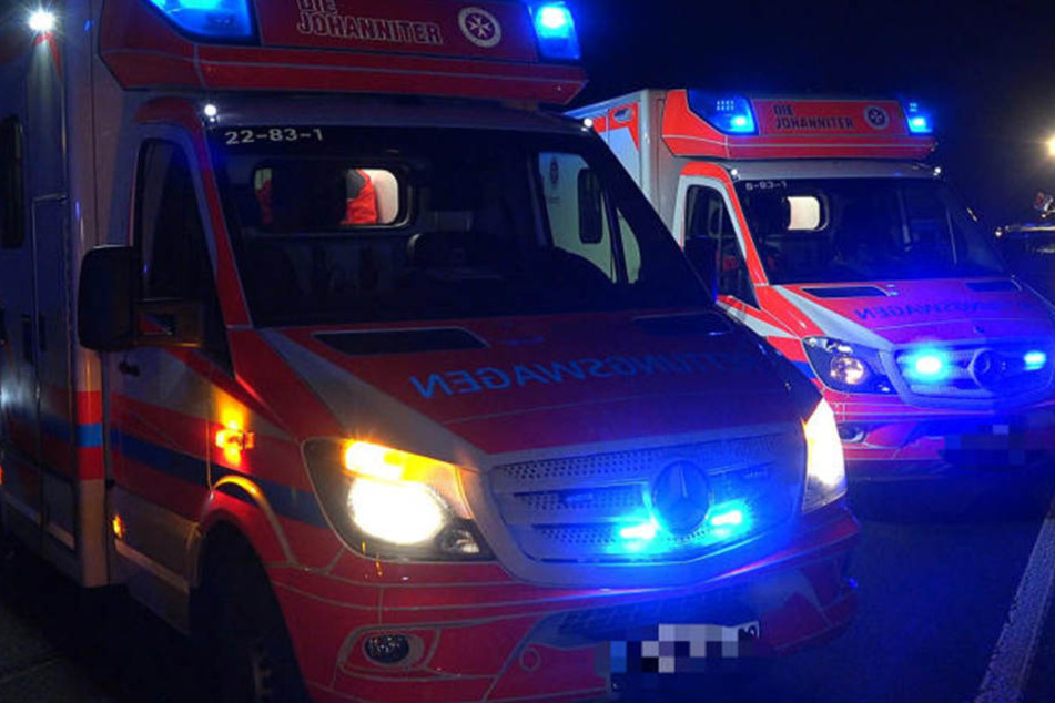 Traurige Bilanz: Zwei junge Menschen starben bei dem Unfall, drei wurden verletzt ins Krankenhaus gebracht. (Symbolbild)
