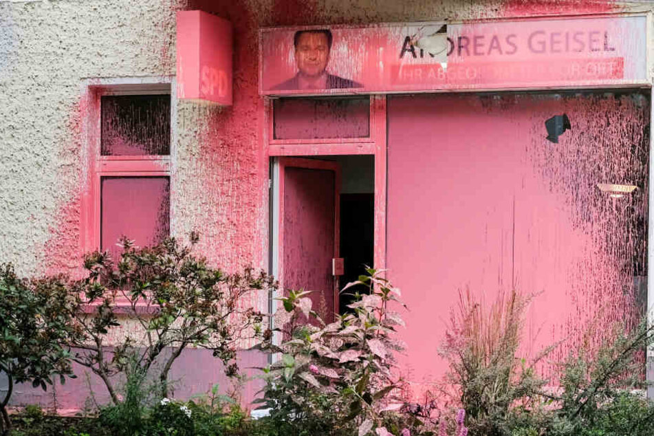 Mit rosa Farbe ist das Bürgerbüro von Berlins Innensenator Geisel in Berlin-Karlshorst in der Döhnhoffstraße beschmiert.
