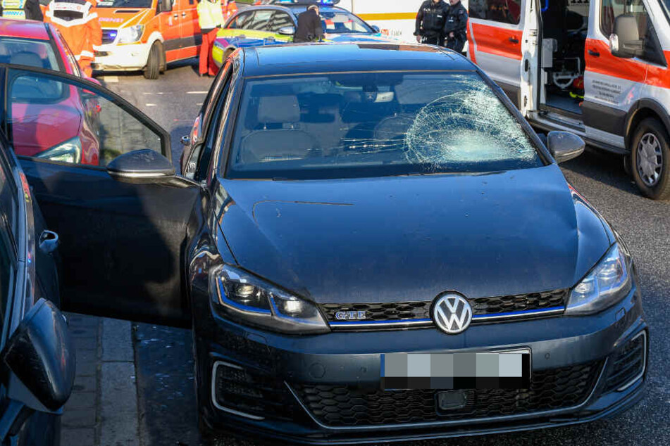 Die Frontscheibe des Autos wurde bei dem Aufprall beschädigt.