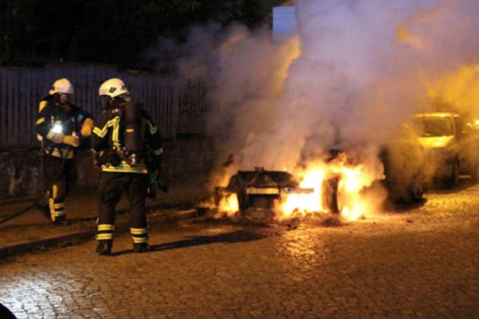 Immer wieder brennen im Leipziger Stadtgebiet Autos, wie beispielsweise dieser BMW in der Nacht auf den 21. August im Musikerviertel.