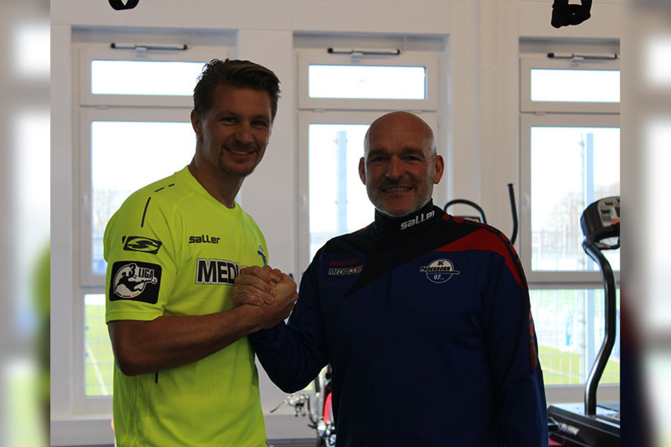 Neuzugang Ratajczak (l.) und Cheftrainer Stefan Emmerling.