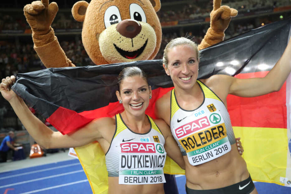 Pamela Dutkiewicz und Cindy Roleder freuen sich über den doppelten Medaillen-Gewinn.