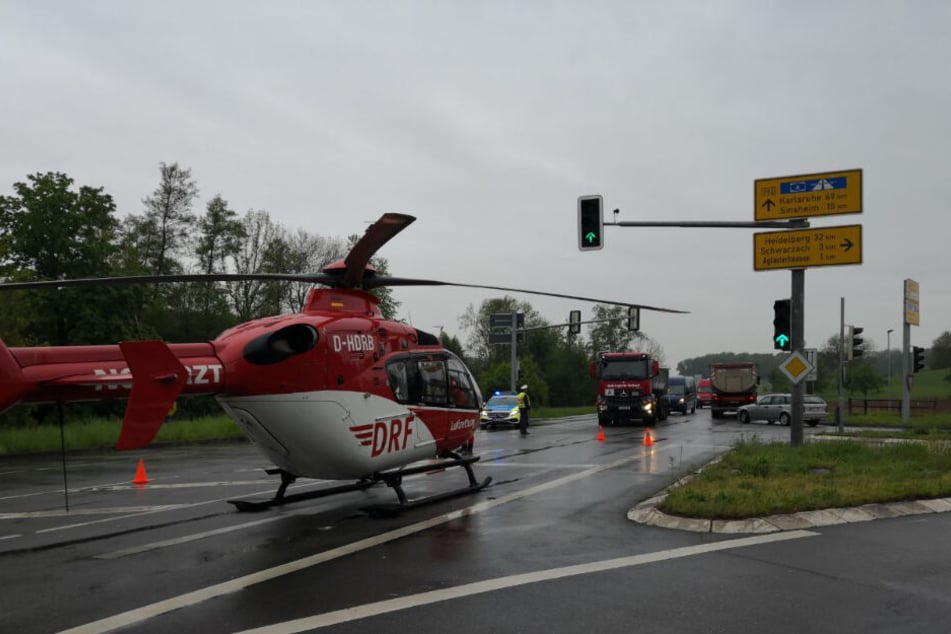 Ein Rettungshubschrauber war vor Ort, brachte eine Verletzte ins Krankenhaus.