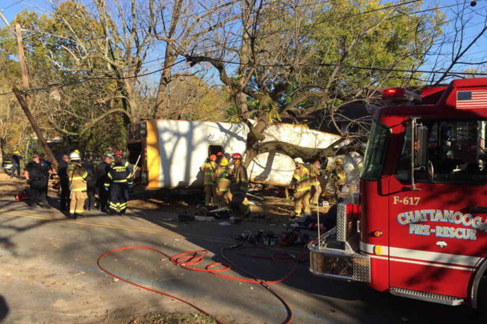Bei einem schweren Unfall mit einem Schulbus sind am Montag im US-Bundesstaat Tennessee mindestens sechs Kinder ums Leben gekommen.
