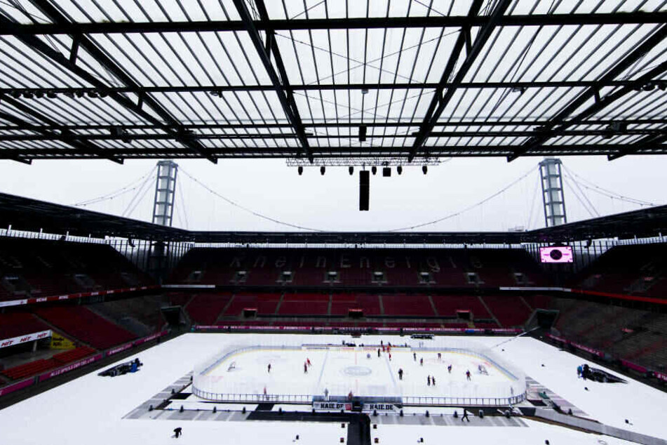 Die Vorbereitungen für das DEL-Winter-Game im RheinEnergieStadion laufen.