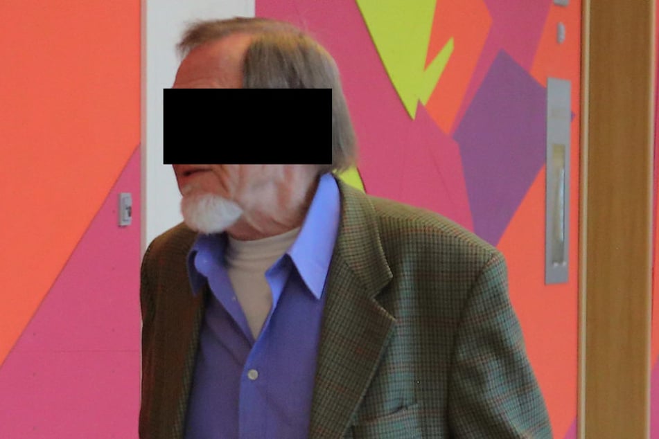 Für ihn ist alles auf einer „höheren Ebene“ erklärbar: Dr. Franz R. (76) im Amtsgericht.