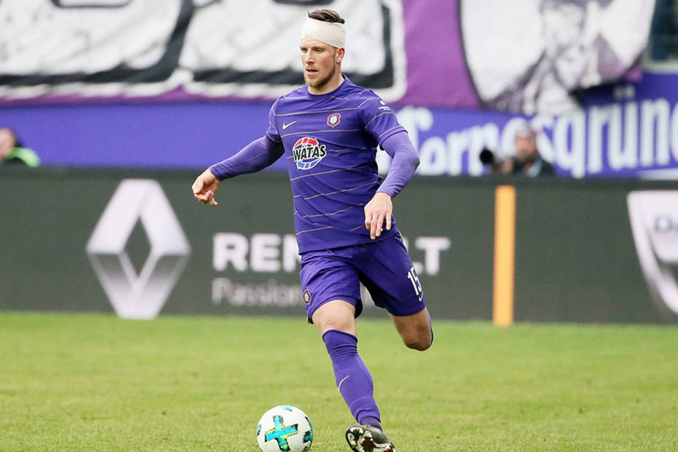 Dennis Kempe spielte trotz Brummschädel und Kopfverband tapfer durch.