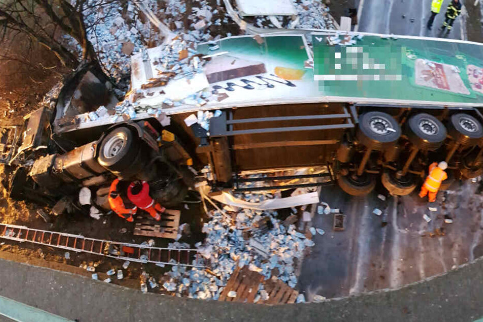 Am Montagnachmittag verlor ein Lkw-Fahrer sein Leben, nachdem er mit seinem Sattelzug von einer Autobahnbrücke gestürzt war.