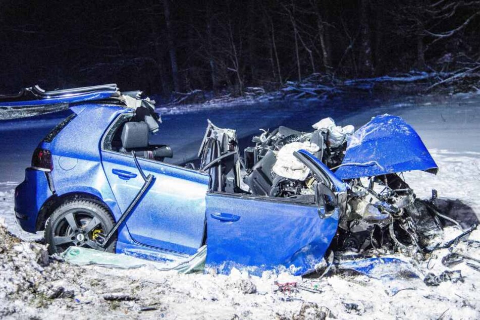 Der junge Mann musste aus den Trümmern seines Autos befreit werden, doch seine Verletzungen waren zu stark.