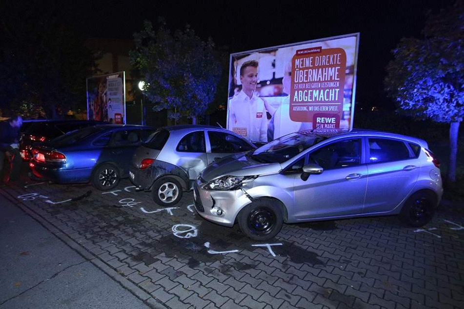 Die drei geparkten Autos wurden von dem Audi auch demoliert.