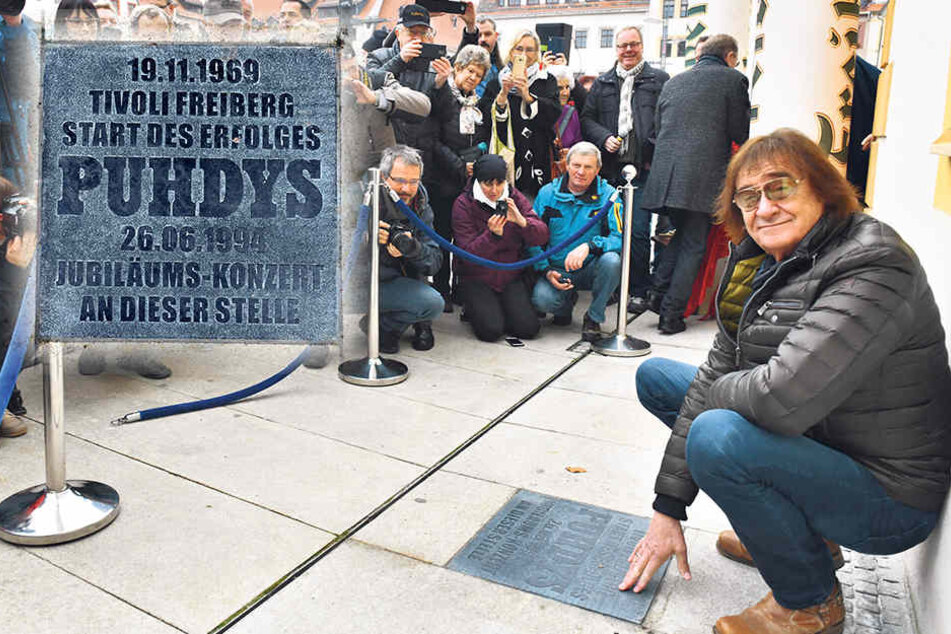 Da freut sich der Puhdys-Sänger: Dieter Birr (73)
weihte den Gedenkstein für das Jubiläumskonzert 1994 auf dem Freiberger
Obermarkt ein.