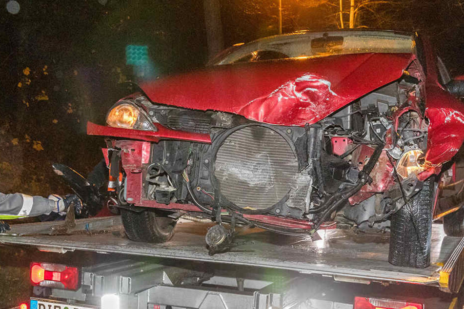 Der beschädigte Peugeot muss abgeschleppt werden.