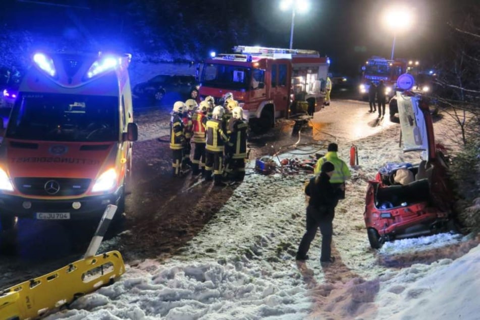 Der Fahrer des kleinen Peugeot musste mit schweren Verletzungen ins Krankenhaus gebracht werden.