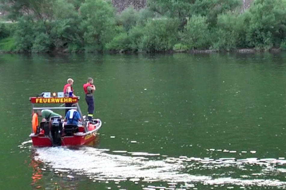 Die Feuerwehr zog eine männliche Leiche aus dem kalten Wasser. (Symbolbild)