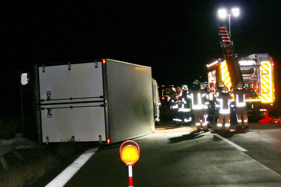 Dieser umgekippte Lastwagen war für eine mehrstündige Vollsperrung der A14 in Richtung Magdeburg verantwortlich.