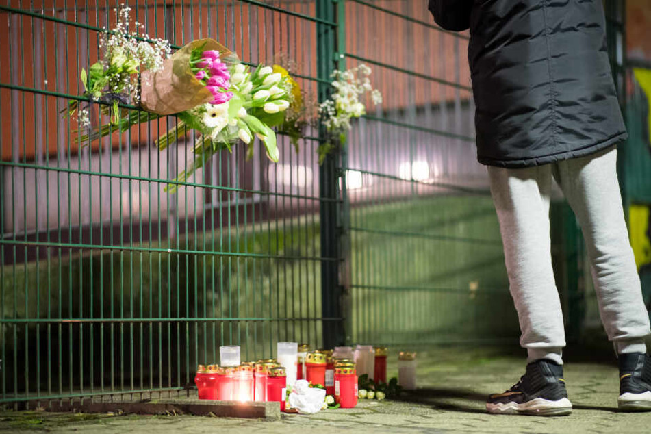 Noch am Abend trauerten die Mitschüler um den 14-Jährigen, der am Dienstag an der Gesamtschule erstochen wurde.