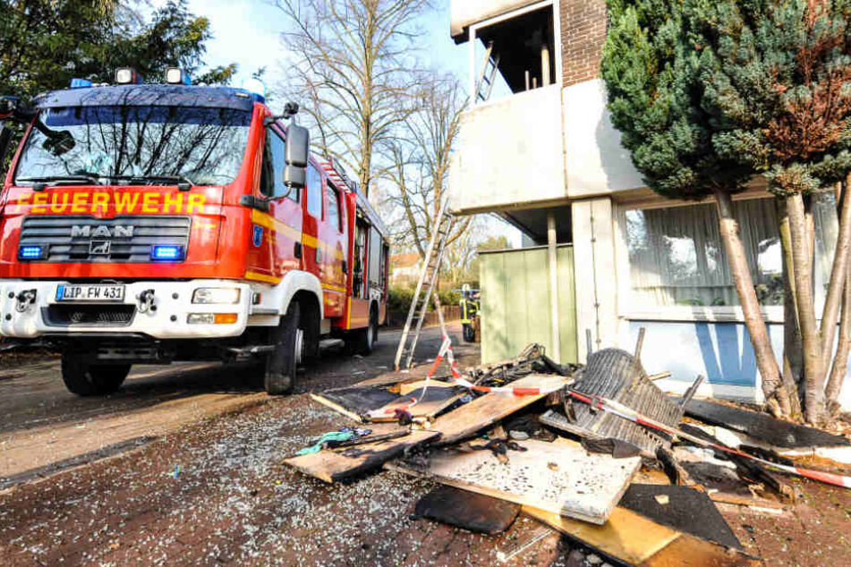 Die Feuerwehr rettete die schwer verletzte Frau mit einer Leiter.