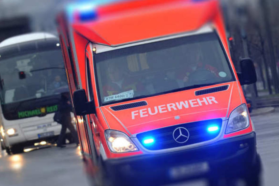 Der 55-Jährige wurde zur weiteren Behandlung in ein Krankenhaus gebracht.. (Symbolbild)