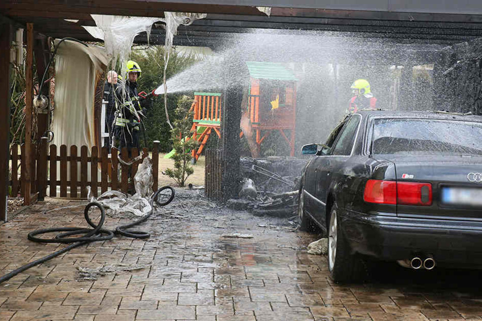 Die Feuerwehr löschte den brennenden Audi.