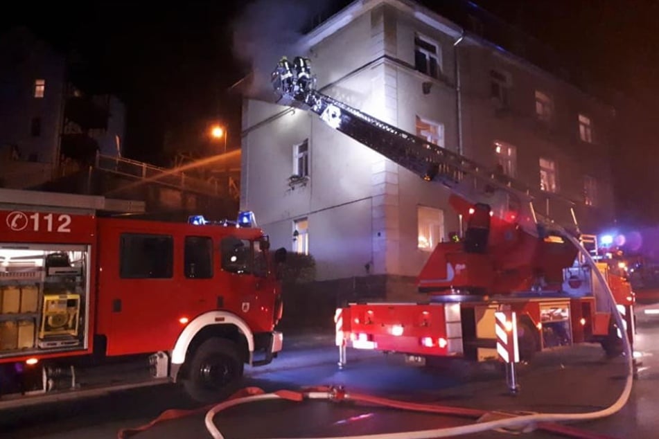 Bei dem Einsatz mit über 20 Kameraden der Feuerwehren wurde letztlich kein Hausbewohner verletzt.