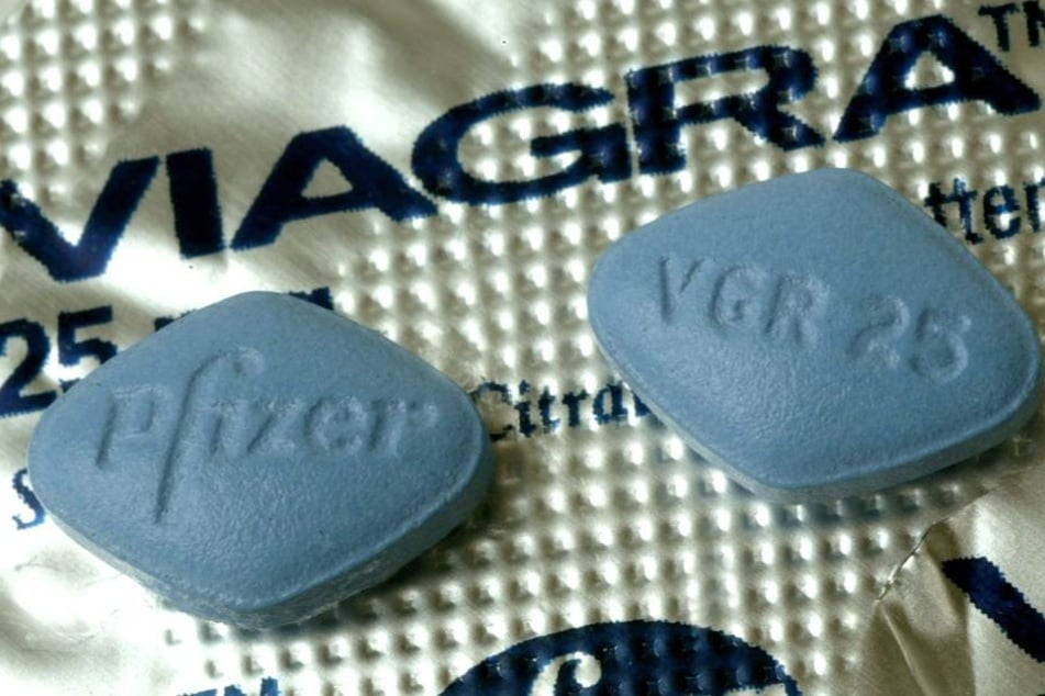 Er schluckte die Viagra mit mehreren Bier hinunter und stieß dann an ein Auto. (Symbolbild)
