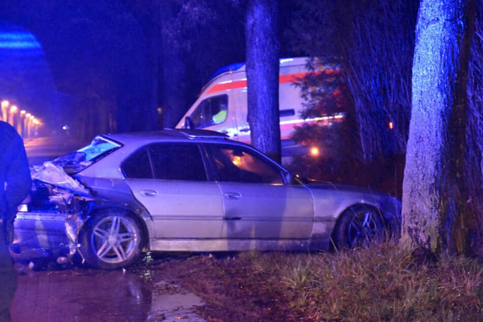 Mit einem der Traktoren wurde ein BMW mit einer Transportgabel beschädigt.