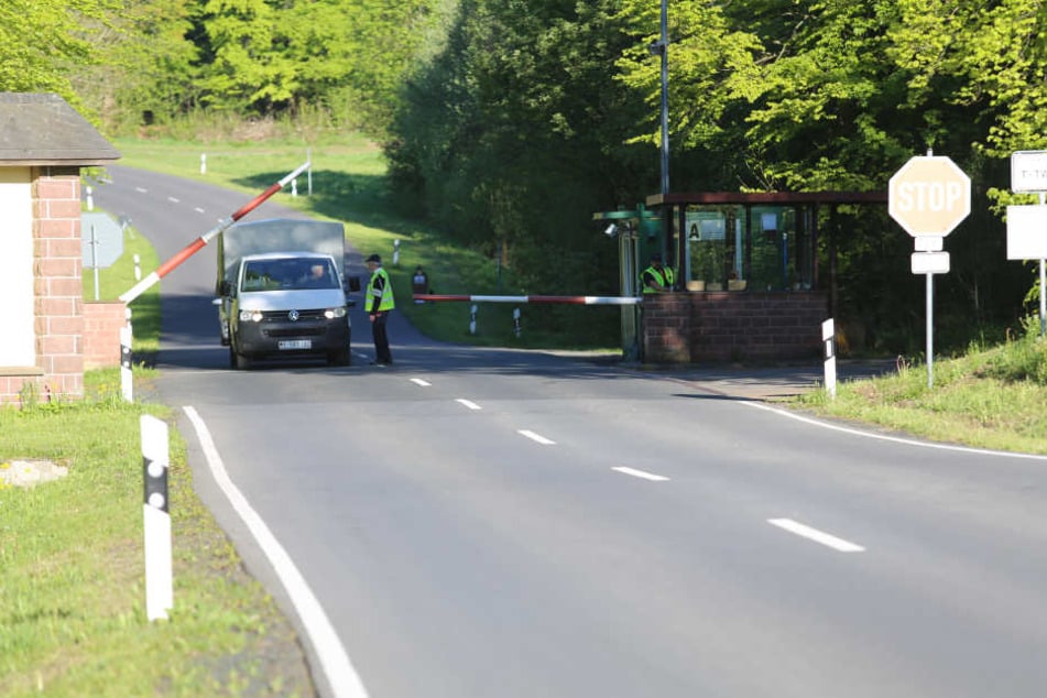 Eine Schranke markiert die Abgrenzung zum Kasernengebiet, auf dem der 22-Jährige ums Leben kam.