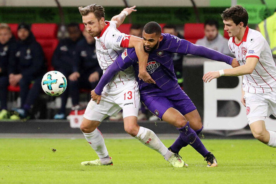 Cebio Soukou (M.) setzt sich gegen die Düsseldorfer Adam Bodzek (l.) und Benito Raman durch. Bei der Fortuna traf der Auer nicht, bereitete aber das zwischenzeitliche 1:1 vor.