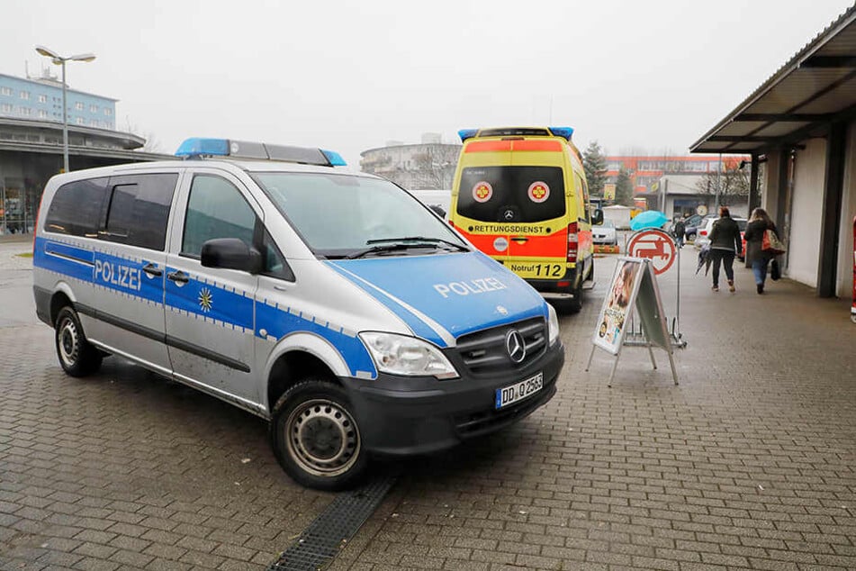 Bei dem Überfall wurde eine Mitarbeiterin verletzt, sie kam ins Krankenhaus.