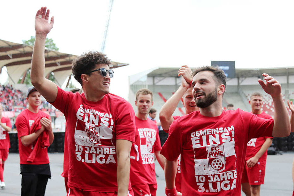 Klassenerhalt geschafft! Rot-Weiß Erfurt feiert.