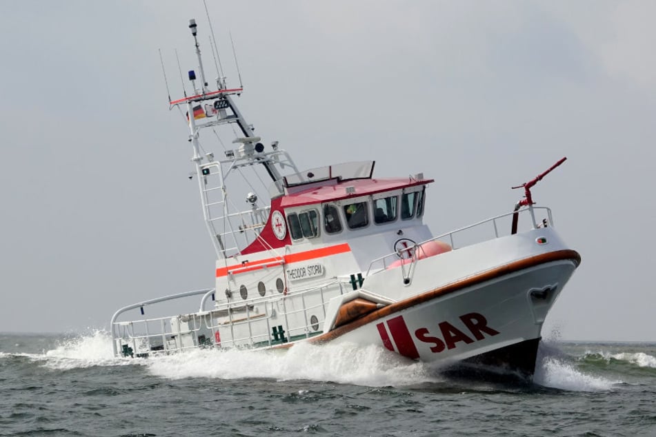 Mit drei Seenotrettungskreuzern - darunter auch die "Theodor Storm" - war die DGzRS im Einsatz.