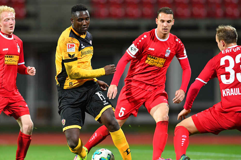 Peniel Mlapa (2.v.l.) machte den Dynamo-Sieg perfekt.