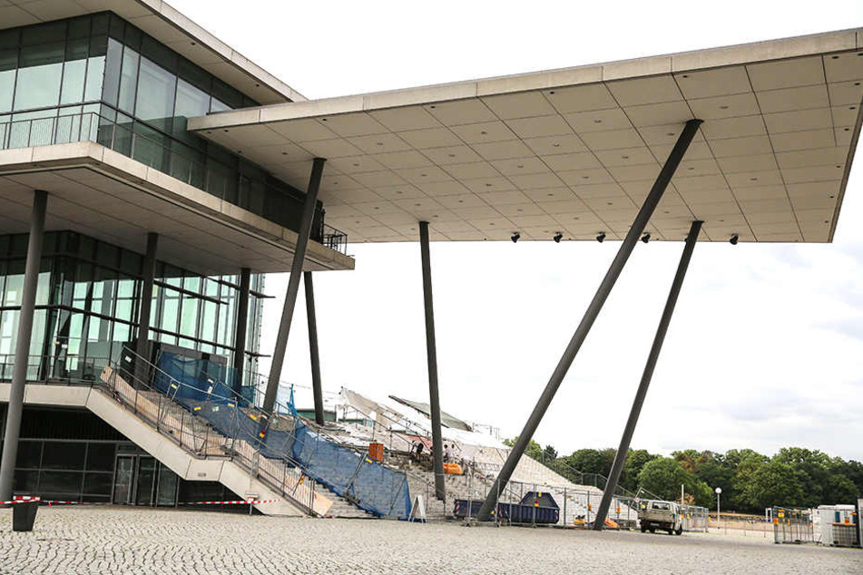 Der Aufgang zum Internationalen Kongresszentrum ist derzeit vollgesperrt. Spätestens zum Dresdner Stadtfest (17. August) soll ein Teil der Treppen wieder zugänglich sein.