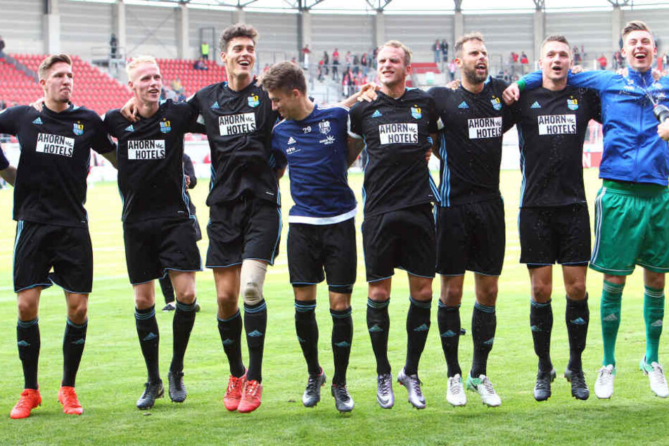 Und das ist sie, die „coole Bande“, von der Myroslav Slavov spricht. Beim Ostderby in Halle
konnten die Chemnitzer ausgelassen feiern.
