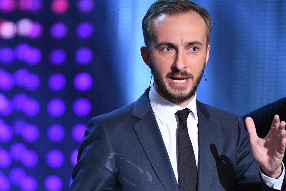 Satiriker Jan Böhmermann gibt sein Debüt als Gast einer US-Late-Night-Show - und wird gleich zensiert.