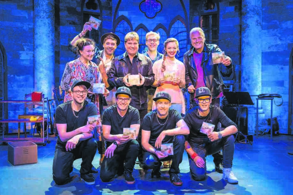 Schlagersänger Frank Schöbel (Mitte, hinten) überraschte das Publikum. Nach der Show präsentierte er mit dem Ensemble die CD.