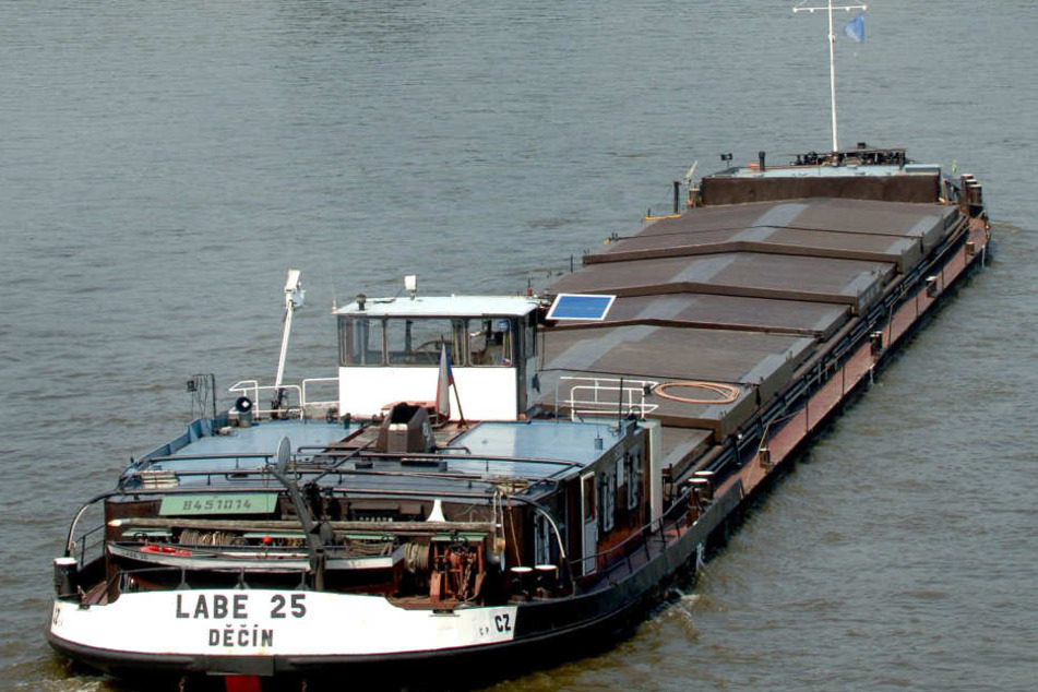 So soll es normalerweise sein: Ein Schubschiff bringt Fracht aus Tschechien über die Elbe. Geht es nach dem BUND, hört das bald für immer auf.