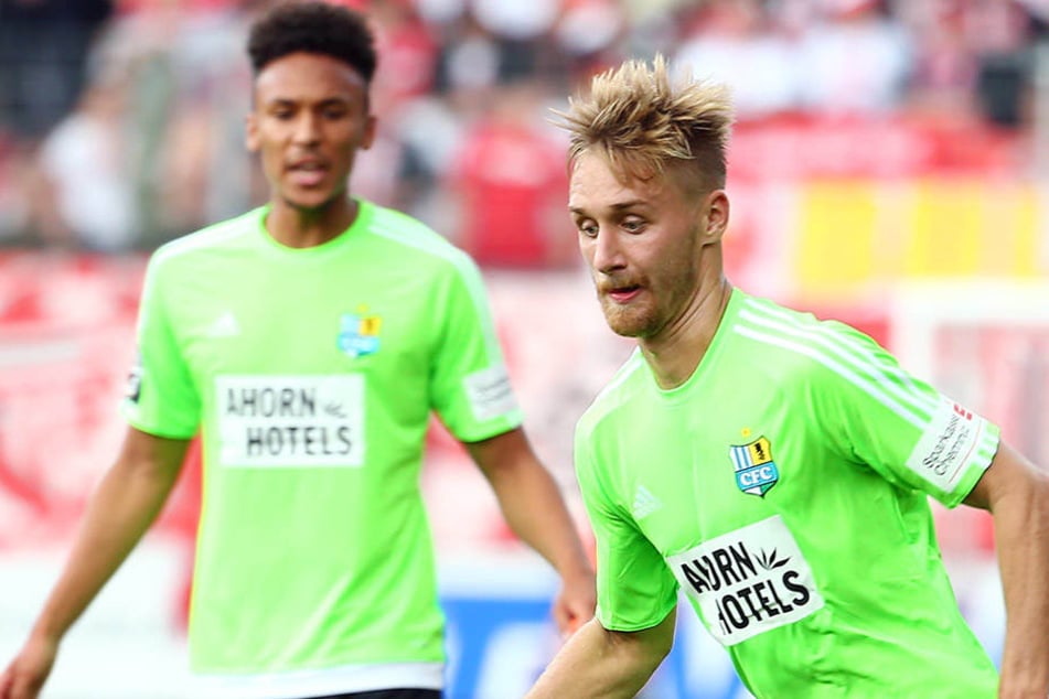 Björn Jopek hat sich in der
Länderspielpause in Schwung gebracht. Er könnte gegen Mainz II. Jamil Dem (h.)
im zentralen Mittelfeld ersetzen. Dem wird in der Abwehrzentrale gebraucht.