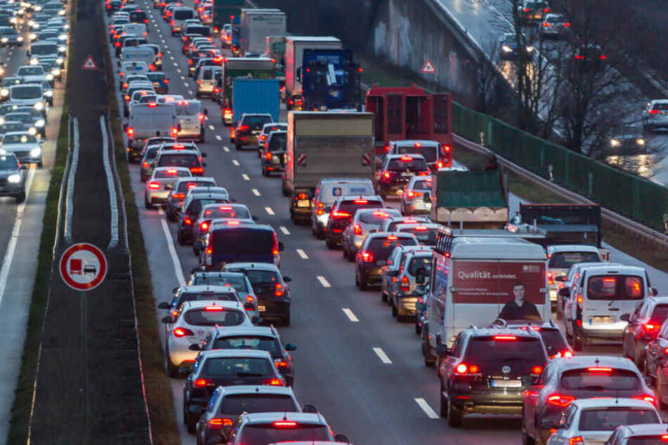 Bis um 7 Uhr ist die Bundesstraße in beide Richtungen voll gesperrt (Symbolfoto).