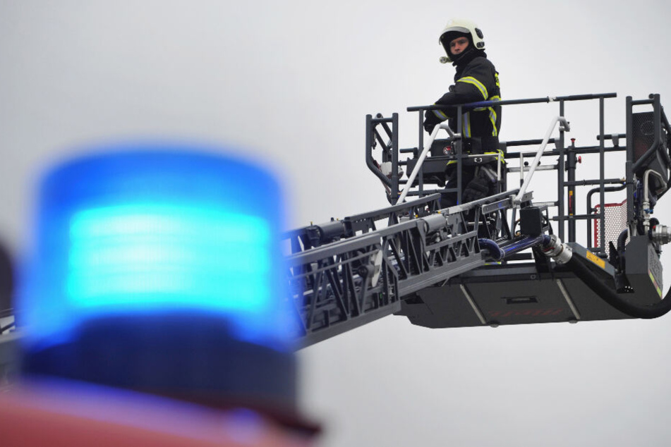 Die Feuerwehr rettete zwei der Fahrgäste mit einer Drehleiter. (Symbolbild)