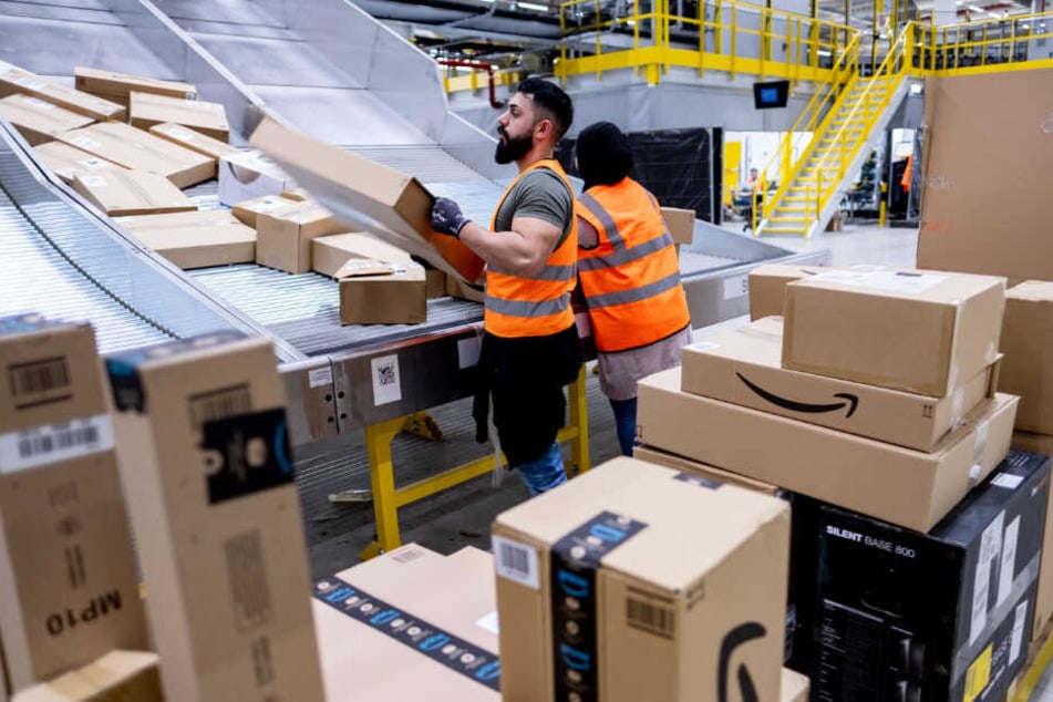 Amazon-Mitarbeiter sortieren Pakete im Versandzentrum. (Archivbild)