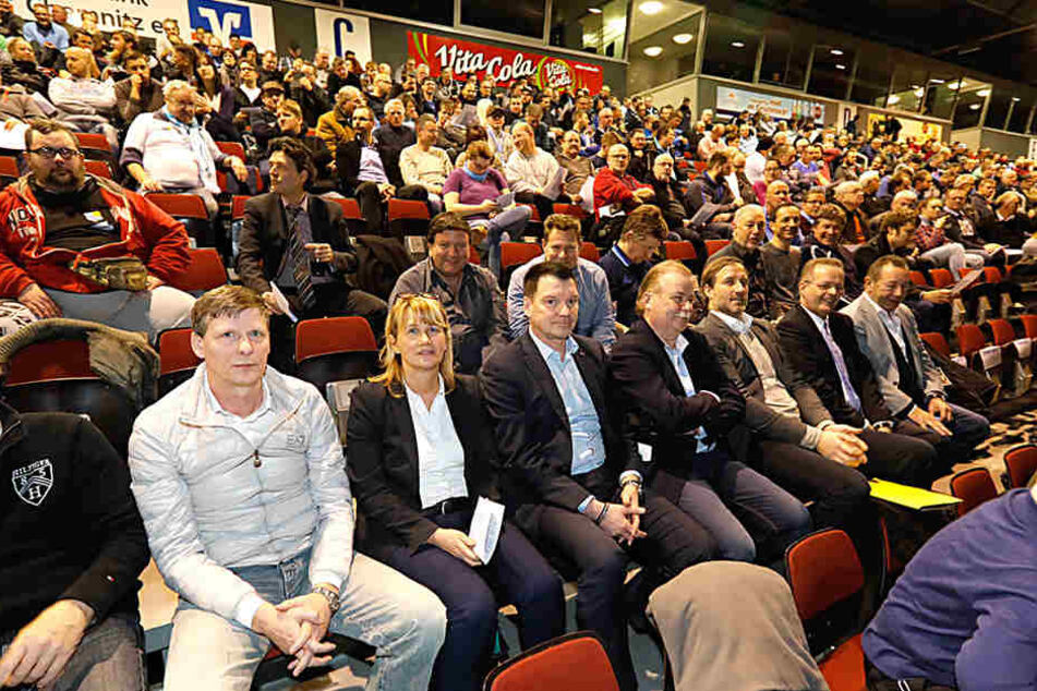 Uwe Bauch, Simone Kalew, Lutz Wienhold, Gunther Kermer, Dirk Balster, Eberhard Alles und Erwin Trageser. Aber lief die Wahl des Aufsichtsrats juristisch korrekt ab?