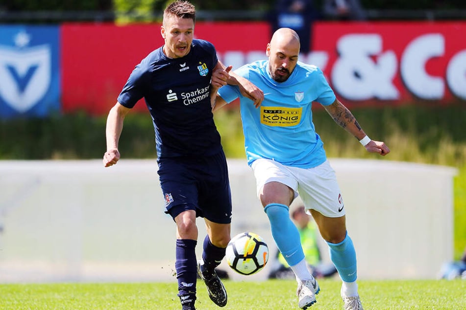 Ersatz-Kapitän Daniel Frahn (l., im Duell mit Timo Gebhart) traf bei Viktoria Berlin in der 7. Minute zum 2:0. Danach stellten die Chemnitzer die (Abwehr-)Arbeit ein.